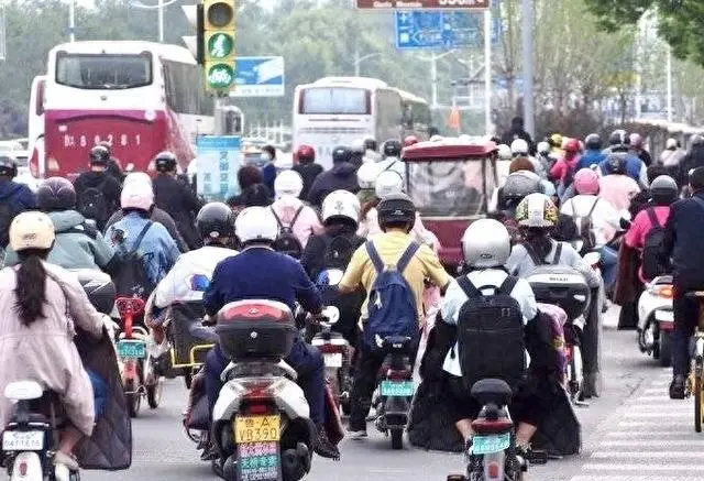 部分城市“受宠”省会城市“不鼓励”，共享电单车入济路漫漫