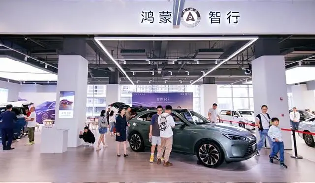 全国首家新能源汽车商业综合体在成都启动