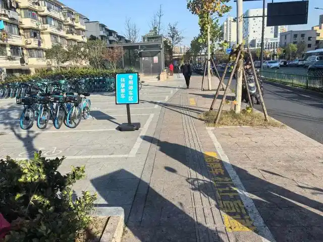 共享单车的 “专用停车场” 悄然现身，暖心又便民