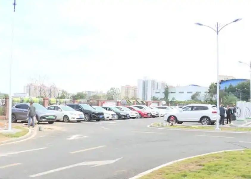 县发展集团：全速推进智慧停车场 + 充电桩建设，破解群众停车充电难题