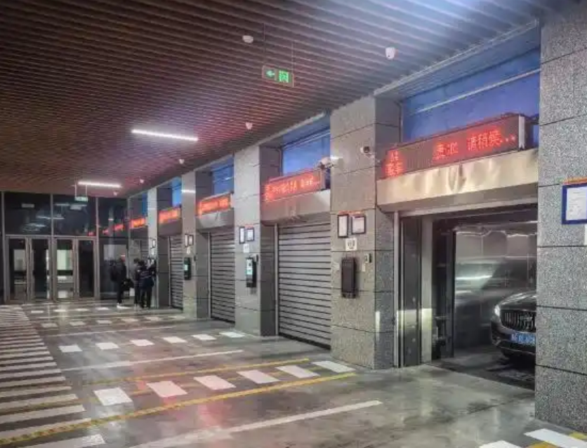 贵阳市沙河街智慧停车场:两分钟一键存取 破解停车难题